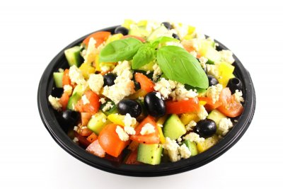 Míchaný zeleninový salát s černými olivami a strouhanou nivou alergen 7