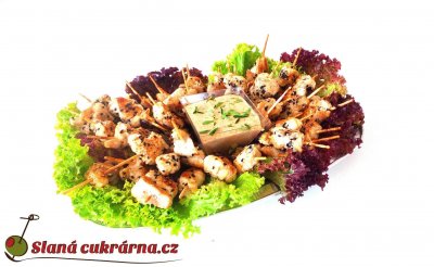 Mísa s grilovaným kuřecími satay s pikantním dipem alergen 7