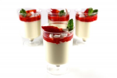 Panna cotta s jahodami a čerstvým ovocem alergen 7