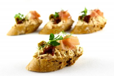 Kanapka s prosciutto, sušenými rajčaty, rajčatovou salsou, zdobená výhonky 1,7