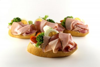 Moravský chlebíček s jemnou křenovou pomazánkou, moravským uzeným, vajíčkem a zeleninou 1, 3, 7,