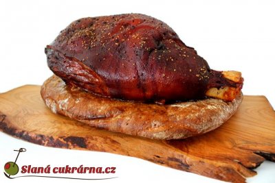 Pečená vepřová kýta - skutečná váha se může mírně lišit, chlebová placka 140,- navíc