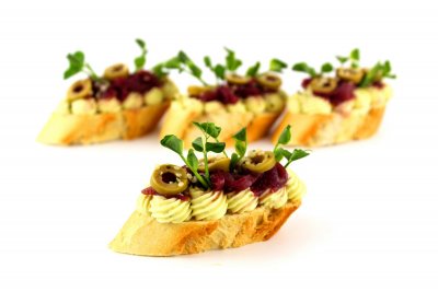 Kanapka s avokádovým máslem, cibulovým chutney a zelenými olivami 1,7