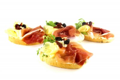 Chlebíček italský - proscuitto,bazalkový sýr, sušená rajčata, černá oliva, salát, česneková pomazánka 1,7