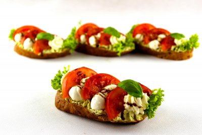 Caprese chlebíček - mozzarella, rajčata, salát, bazalka, bazalková pomazánka 1,7