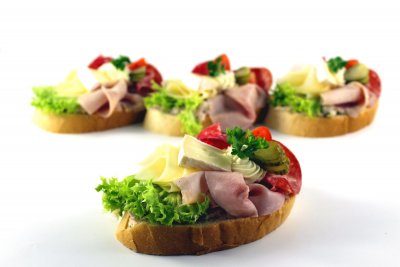 Chlebíček na šunkovém salátě se třemi druhy uzeniny a sýry