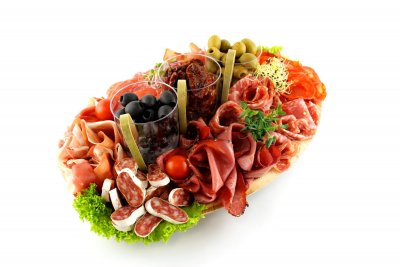 Výběrová salámová - Prosciutto crudo, domácí hovězí, sušená šunka, chorizo, Schwarzwalder schinken, klobáska Fuet, dozdobenou olivami, sušenými rajčaty