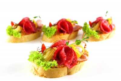 Chlebíček Jalapenos - pikantní šunkový salát, torrero salám, debrecínka, jalapenos paprička, kukuřice, kari cibule, zdobený salátem a výhonky 1,7