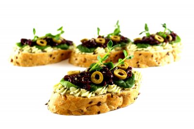 Avokádový na celozrnné vece, cibulové chutney, baby špenát, zelené olivy, avokádová pomazánka 1,7