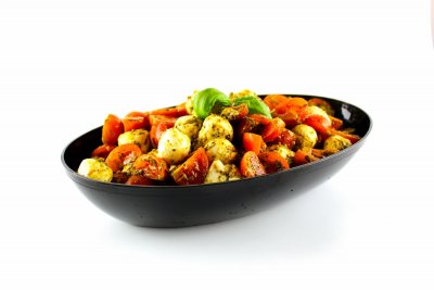 Caprese salát - cherry rajčata, baby mozzarella, bazalkové pesto alergen 7