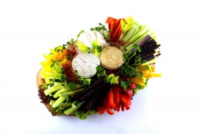 Zeleninové hranolky s hummusem a bylinkovým dipem (7,9)