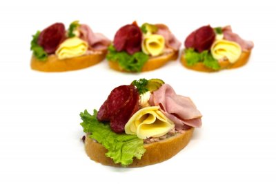 Pařížský chlebíček - pařížský salát, šunka, gouda, vysočina, zdobený salátem, rajčetem a okurkou 1, 7, 10