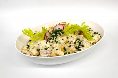 Fresh bramborový salát s ředkvičkami, řapíkatým celerem, koprem a zakysanou smetanou  -  alergen 7,9