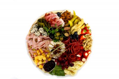 Tapas mísa - Italské uzeniny Milano, Mortadela, španělské Chorizo, Schwarzwaldská šunka, kozí sýr, hermelín, vyzrálá gouda, bazalková gouda, korbačíky, uzené mozzarellky to vše doplněné o plněné papričky, španělské olivy, kapary, ovoce a oříšky A7,11