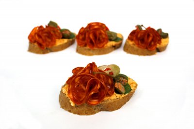 Chorizo chlebíček - pomazánka ze sušených rajčat a jalapeño papriček, zdobený chorizem, papričkou a kaparem  A 1,7