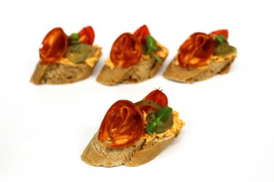 Kanapka Chorizo  - pomazánka ze sušených rajčat a jalapeño papriček, zdobený chorizem, papričkou a rajčátkem A 1,7