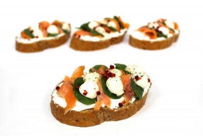 Losos mozzarella - tvarohová pomazánka s pažitkou, uzený losos, baby mozzarella, špenát, červený pepř A 1,7