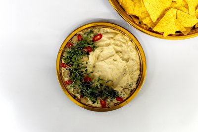 Jalapeño hummus  doplněný o rortilla chipsy A11