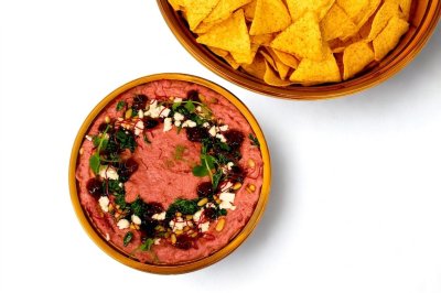 Řepový hummus s fíkovou marmeládou, kozím sýrem a sušenými brusinkami, doplněn o tortilla chips A 7,11