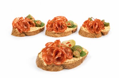Chorizo chlebíček - pomazánka ze sušených rajčat a jalapeño papriček, zdobený chorizem, papričkou a kaparem A 1,7
