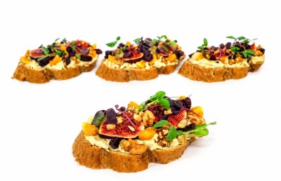 Hummus s fíkem, přelitý javorovým sirupem, zdobený sušenou brusinkou, mochyní, vlašským ořechem a výhonky A 1,8,11